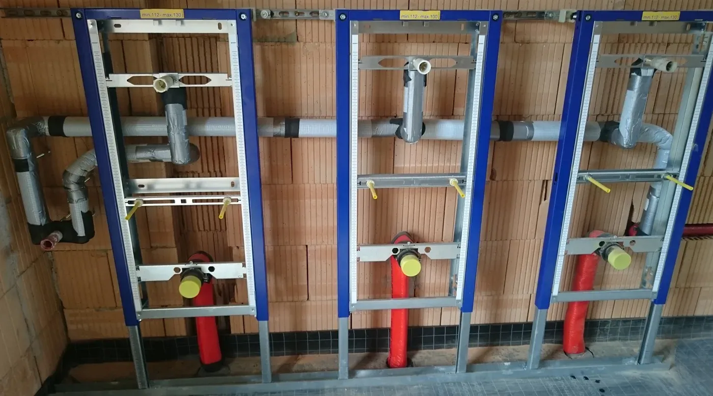 Vorwandinstallation mit montierten Sanitärelementen im Rohbau
