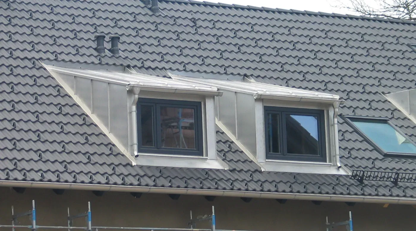 Dachgauben mit Spenglerarbeiten an einem Wohnhaus